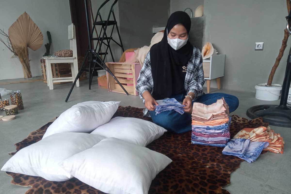 Mahasiswa magang, Amaliyah Karim, membantu produksi di tempatnya magang kerja. (ws4) - Magang Kuliah di Tengah Pandemi, Implementasi Ilmu Bantu Usaha Tetap Produktif