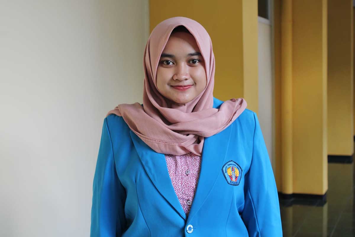 Mahasiswi ITN Kota Malang, Riantika Sherlindatama, peraih IPK tertinggi 3,88. (ws4) - Mahasiswa ITN Olah Limbah Kubis Jadi Bahan Bakar Alternatif