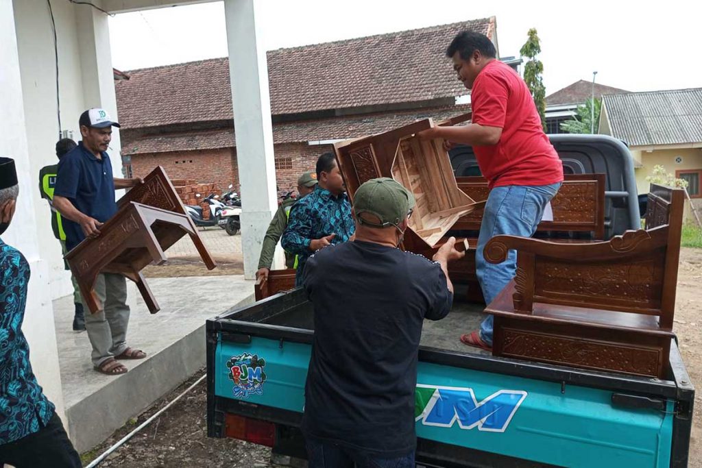 Mebel langsung diantar ke rumah penerima bantuan. (ws3) - Tuntaskan Baksos Banjir Bandang, Paguyuban SARAS Sumbang Mebel Kepada Korban