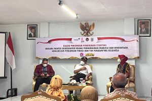 Menko PMK didampingi Wakil Bupati Malang dalam mengisi forum dialog di balai Diklat KKB Malang. (ws5) - Menko PMK: Edukasi Calon Pengantin - Pencegahan Stunting Disiapkan Sejak Dini