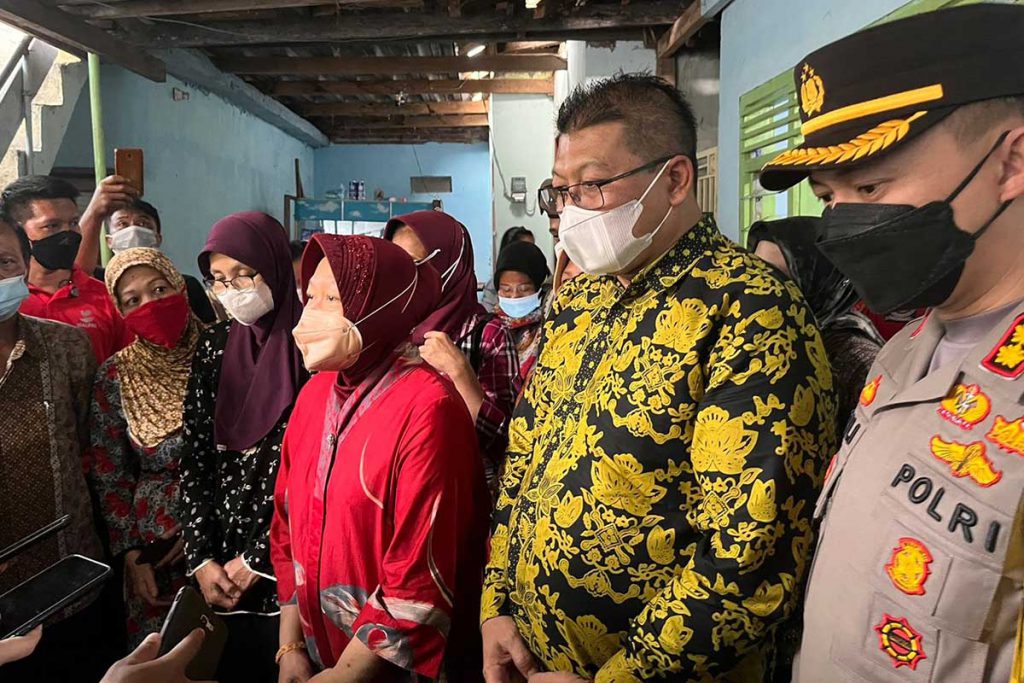 Mensos, Tri Rismaharini, didampingi Wabup Malang dan Kapolres Malang, menjawab pertanyaan dari awak media. (ws5) - Mensos Berikan Santunan Kematian Korban Banjir Bandang Lawang