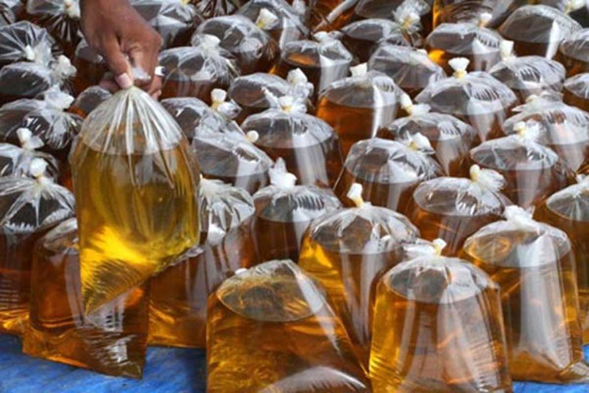 Minyak goreng curah. (ist) - Pemerintah Subsidi Minyak Goreng Curah Rp 14 Ribu per Liter