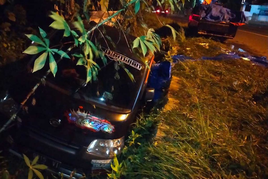 Mobil grandmax bermuatan pupuk urea bersubsidi yang terguling di tikungan Mbah Ponggo, Desa Kaligondo, Kecamatan Genteng - Diduga Mau Selendupkan Pupuk Bersubsidi, Grandmax Terguling