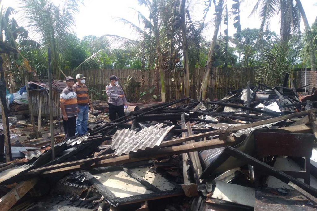 Muspika Genteng, ketika meninjau kebakaran di rumah Marsimin warga Desa Kembiritan, Rabu (16/3/2022) - Ditinggal Nemui Tamu, Dapur Ludes Terbakar