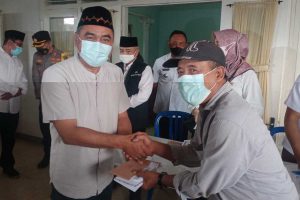 Owner NK Cafe, Djoni Sujatmoko, memberikan bantuan kepada pedagang Pasar Bululawang terdampak kebakaran. (ist) - NK Cafe Bantu Puluhan Pedagang Pasar Bululawang Terdampak Kebakaran