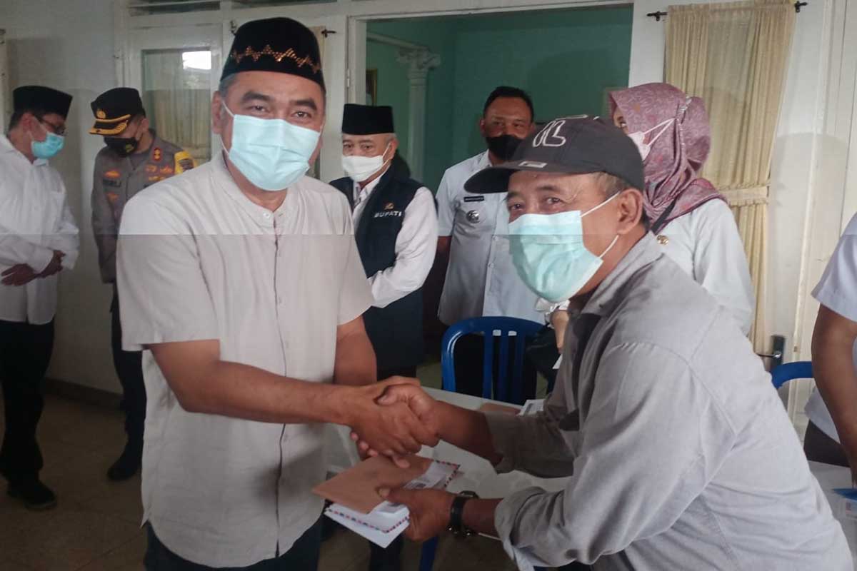 Owner NK Cafe, Djoni Sujatmoko, memberikan bantuan kepada pedagang Pasar Bululawang terdampak kebakaran. (ist) - NK Cafe Bantu Puluhan Pedagang Pasar Bululawang Terdampak Kebakaran