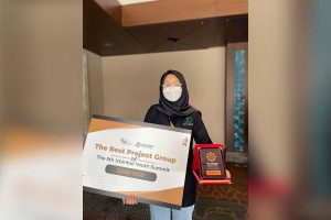 PRESTASI - Siswi kelas X-1 SMA Al Muslim, Sherly Chaerunnisa R meraih The Best Project Group di Istanbul Youth Summit kemarin. (foto : memo x/sudarmawan) - Siswi SMA Al Muslim Sherly Raih The Best Project Group di Istanbul Youth Summit 2022 - SMA AL Muslim, Istambul Youth Summit 2022