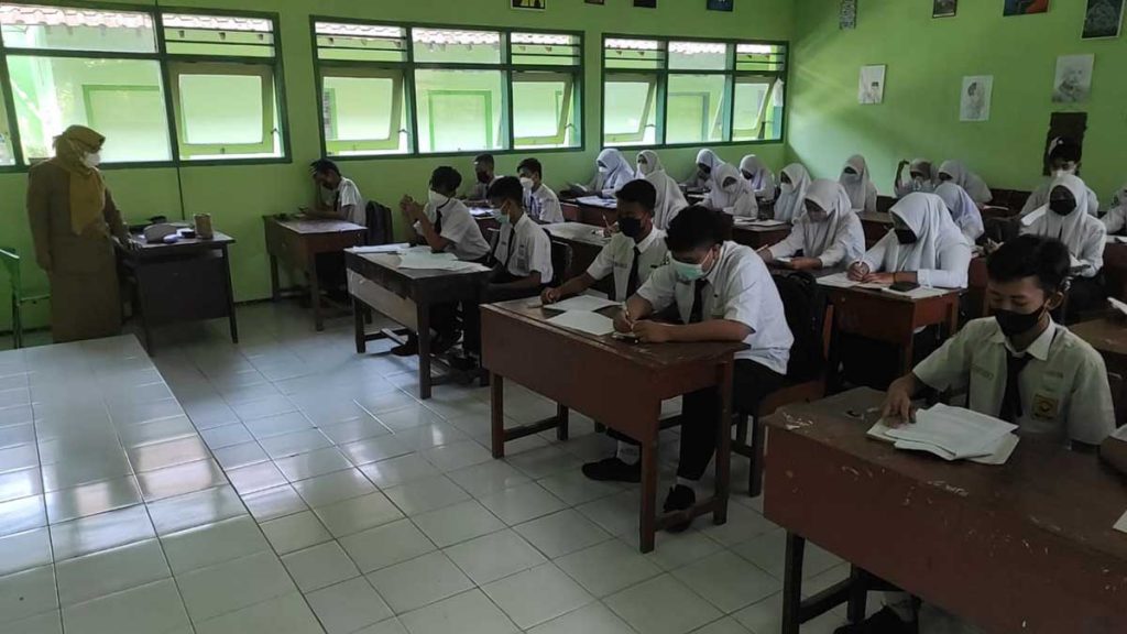 PTM dilakukan hanya 4,5 jam mulai pukul 7 sampai 11.30 WIB. (Memo X/im-ji) - PTM di Kabupaten Kediri Mulai Seratus Persen
