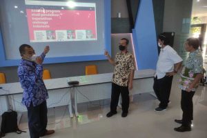 Panitia dan Pengurus PKO menunjukkan rancangan Kurnas - Forum Kaprodi Pendidikan Kepelatihan Olahraga PTN dan PTS Susun Kurikulum Nasional