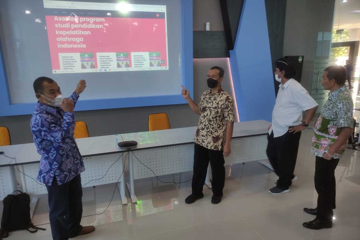 Panitia dan Pengurus PKO menunjukkan rancangan Kurnas - Forum Kaprodi Pendidikan Kepelatihan Olahraga PTN dan PTS Susun Kurikulum Nasional