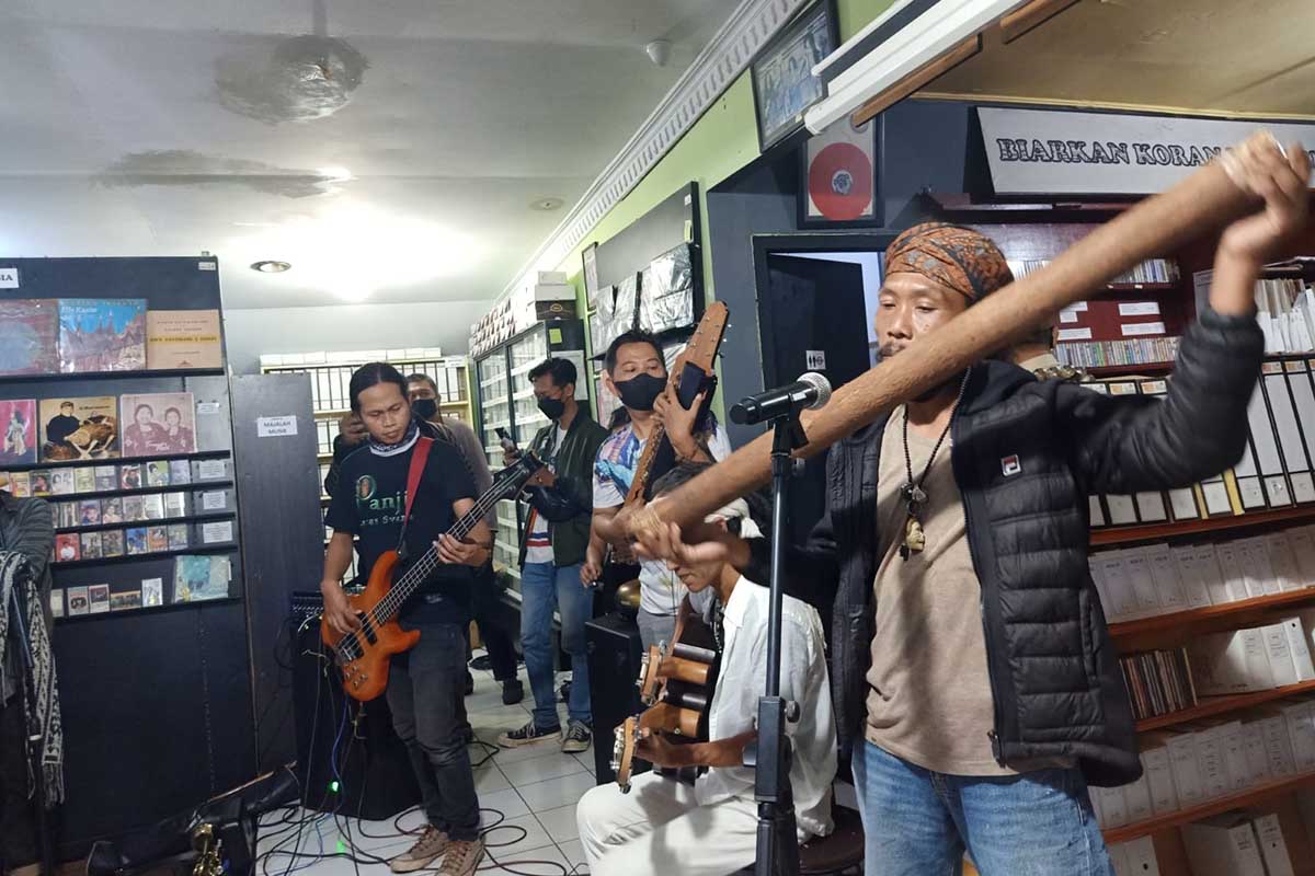Panji Laras Svara saat tampil di Museum Musik Indonesia (MMI) Kota Malang. (ws4) - Panji Laras Svara, Hadirkan Aliran World Musik Dengan Ragam Alat