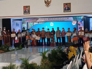Para pemenang Malang Batik Festival 2022 saat menerima penghargaan oleh Wali Kota Malang, Sutiaji. (ws4) - 29 OPD Ramaikan Malang Batik Festival 2022
