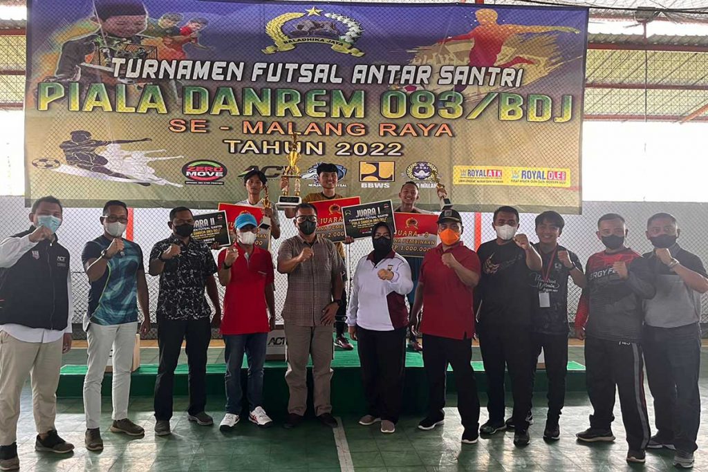 Para pemenang bersama Danrem 083/Bdj, Kadispora, dan panitia. (ws5) - Piala Danrem 083/Bdj 2022, Siapkan Bibit Unggul Untuk Liga Santri