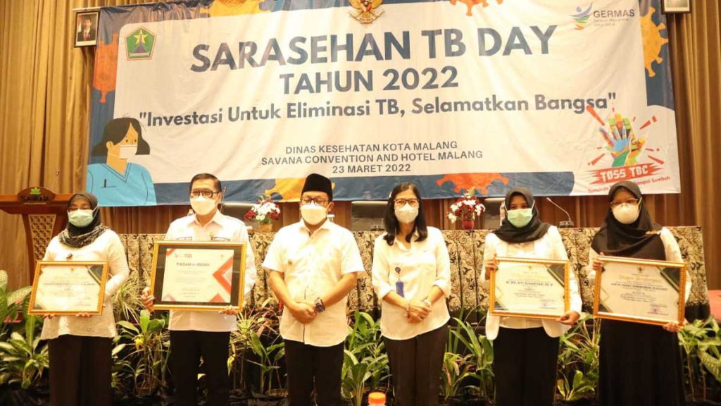 Para tenaga kesehatan menerima Piagam Penghargaan Tenaga Kesehatan Berprestasi (Teladan) Provinsi Tahun 2021. (ist) - Mitigasi TBC Jadi Himbauan Wali Kota Dalam Peringatan TB Day
