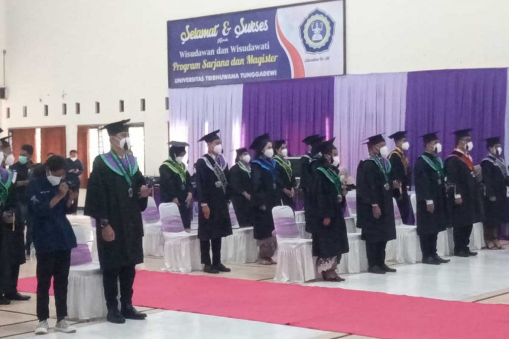 Para wisudawan dan wisudawati terbaik UNITRI saat akan diwisuda - UNITRI Lahirkan SDM berkualitas dan Berkompeten