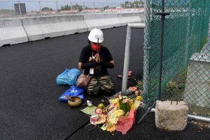 Pawang hujan Istiati. (ist) - Aksi Pawang Hujan Roro Istiati Saat Sirkuit Mandalika Diguyur Hujan Deras