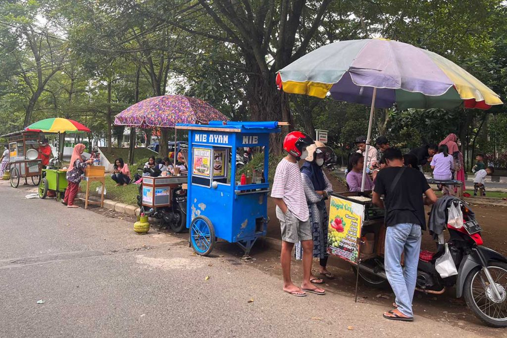 Pedagang Kaki Lima di bibir Jalan Raya Langsep, Malang. (ws5) - Diserbu Omicron, Indeks Keyakinan Konsumen Kota Malang di Level Aman