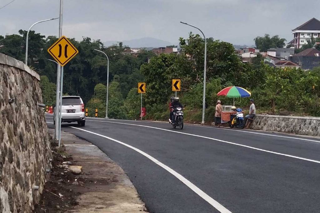 Pedagang nekat berjualan di dekat jembatan. (jaz) - Jembatan Tunggulmas Dibuat Nongkrong Hingga Jualan