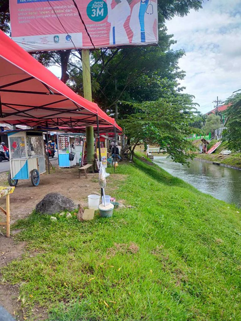 Pedagang yang ada di area destinasi wisata 'Jembatan Sasak Gantung Terpadu' Desa Genteng Kulon, Kecamatan Genteng - Satpol-PP Akan Lakukan Penertiban PKL Di Area Wisata Sasak Gantung, Kades Genteng Kulon Tanggapi Dingin