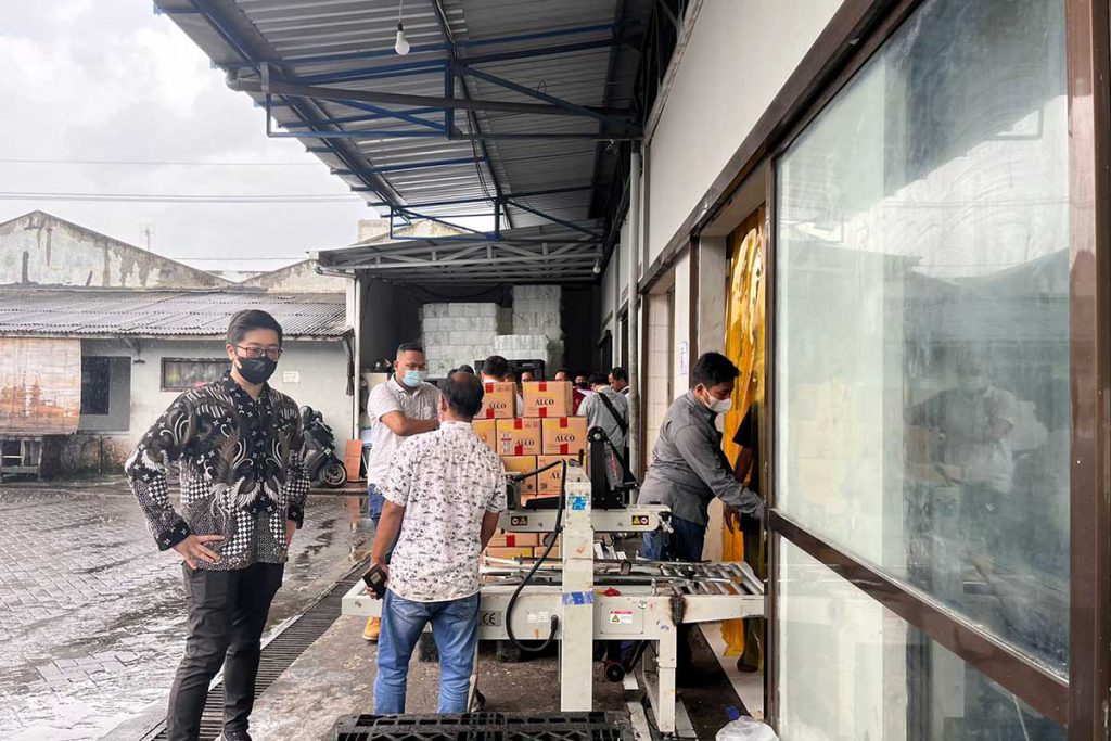 Pegawai CV Agro Sumber Makmur saat melaksanakan kegiatan distribusi dari gudang. (ws5) - Pastikan Stok Migor Aman, Forkopimda Kabupaten Malang Kunjungi Pabrik