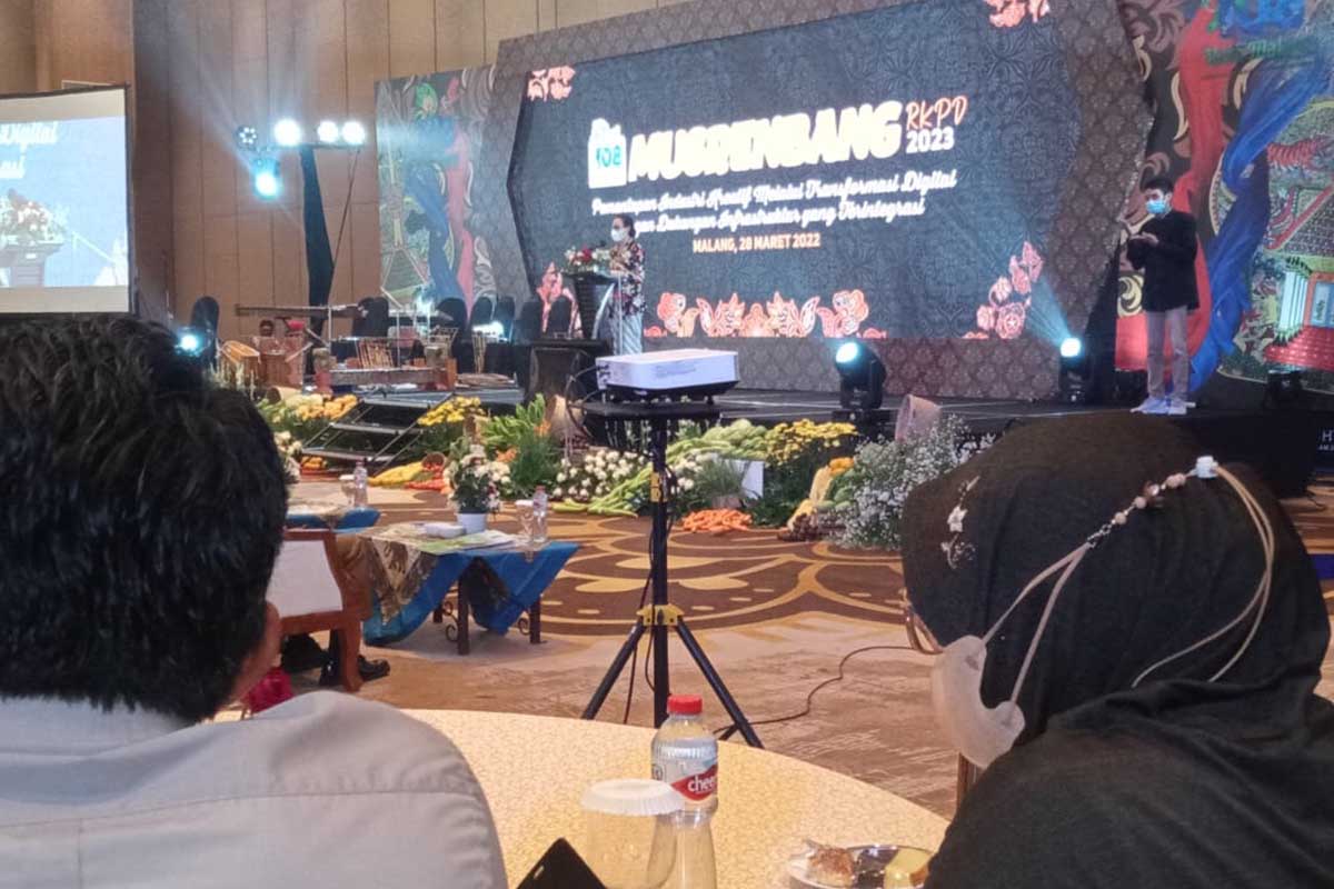 Pelaksanaan Musyawarah Rencana Pembangunan (Musrenbang) Rencana Kerja Pemerintahan Daerah (RKPD) 2023, Grand Mercure Hotel. (ws4) - Era Distrupsi, Sutiaji Ajak Kuatkan Literasi Digital dan Tingkatkan SDM