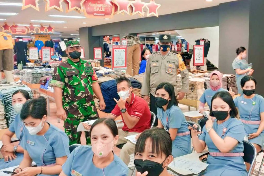 Pelaksanaan vaksin booster jenis AstraZeneca di Ramayana. (ist) - Vaksinasi Booster Sasar Tiga Tempat di Kota Malang