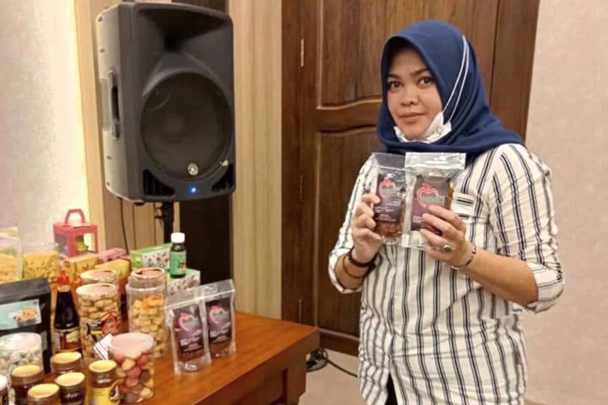 Pelaku UMKM Sambal Pecel Apel asal Junwatu, Cristina Yusi Rosita. (ist) - Manfaatkan Ikonik Batu, Warga Junrejo Kembangkan Sambal Pecel Apel