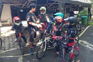 Pelatih Komunitas XBC, Ahmad Victoria, saat memberi arahan kepada raider muda BMX. (ws4) - Komunitas XBC Kota Malang Siapkan Atlet Sepeda BMX Usia Dini