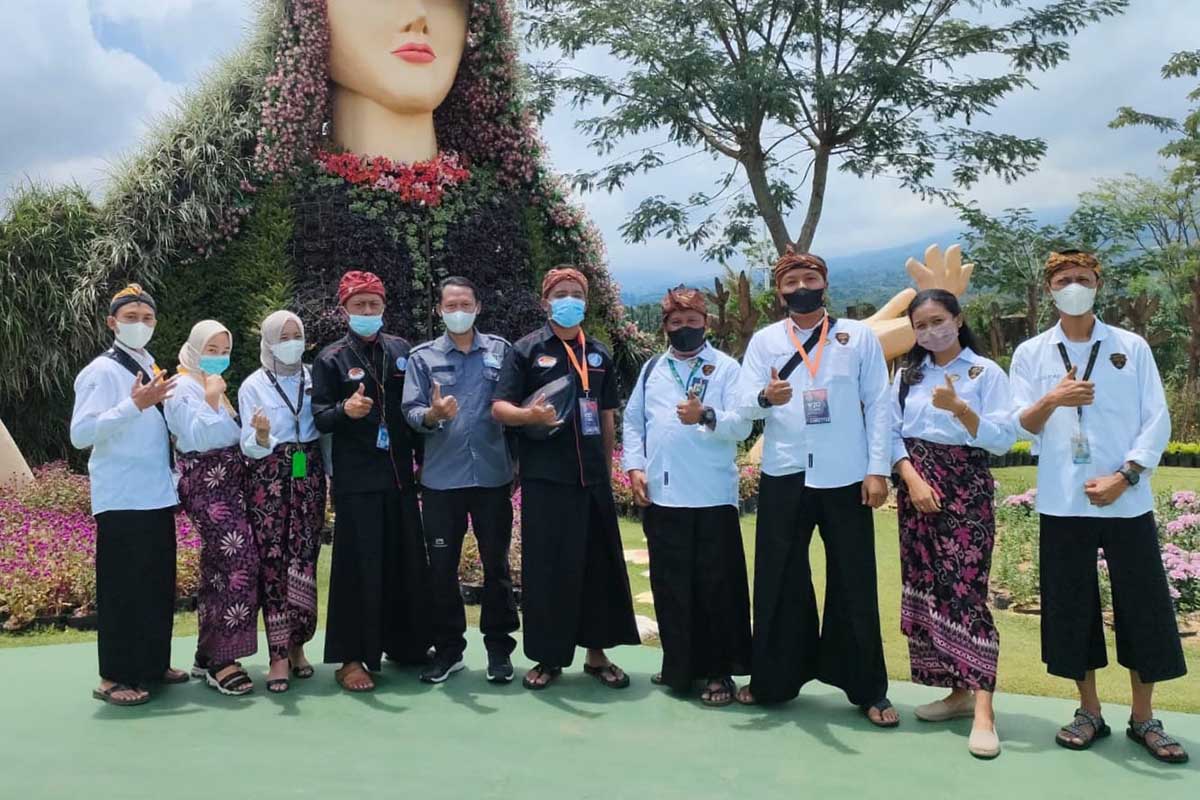 Pemandu Wisata Batu bersama Kabid Destinasi Wisata Disparta Kota Batu. (ist) - Dilibatkan Event W20, Pemandu Wisata Batu Bangga dan Bersyukur