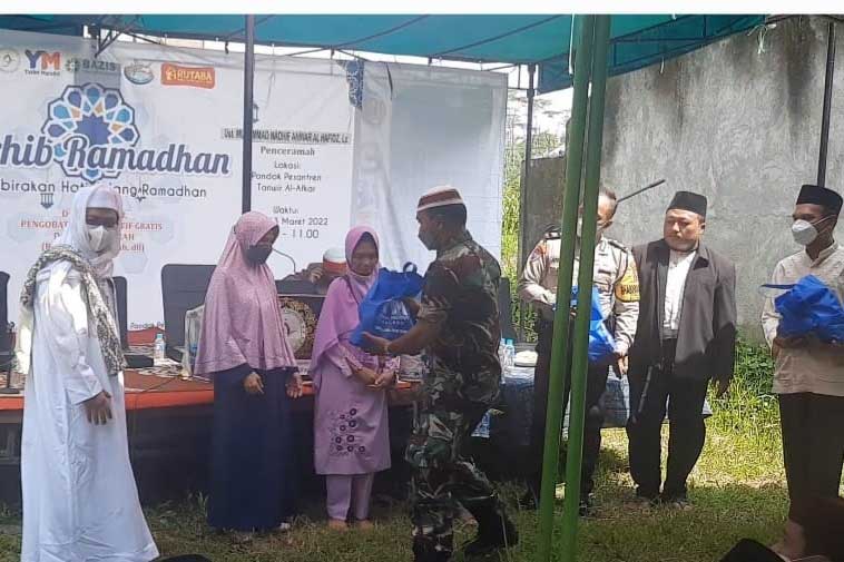 Pembagian sembako kepada warga yang berhak. (ist) - Jelang Puasa, Ratusan Warga Kota Malang Ikuti Pengajian Tarhib Ramadan