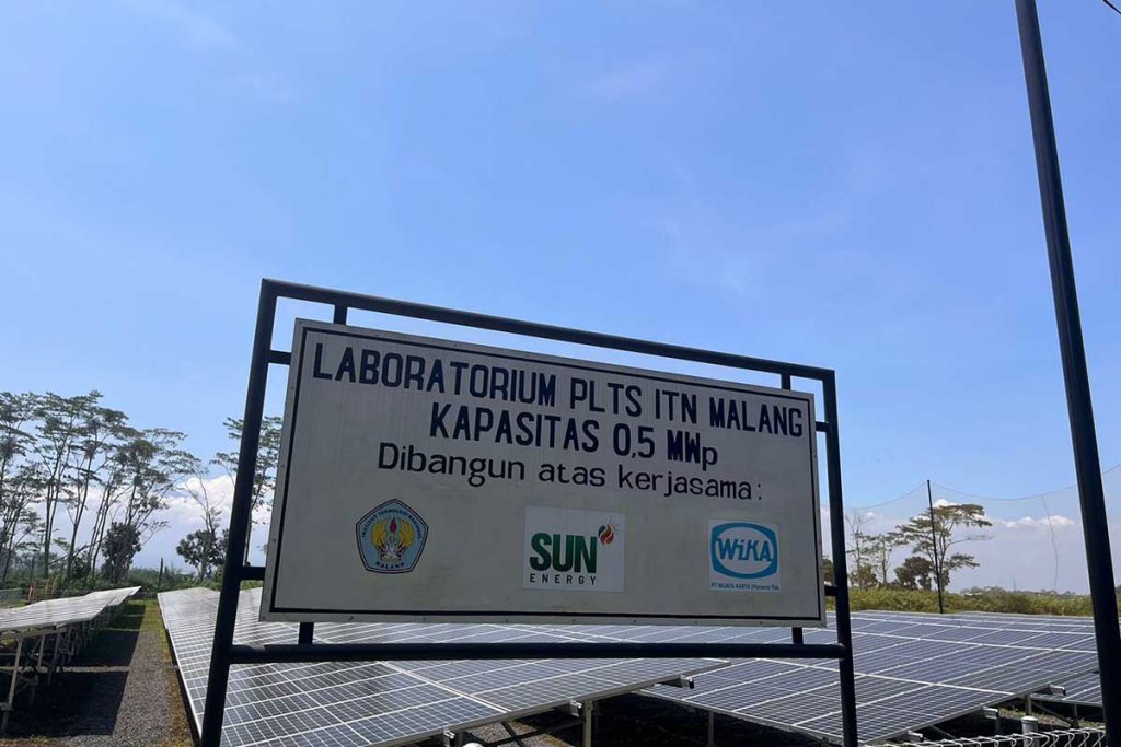 Pembangkit Listrik Tenaga Surya (PLTS) yang dimiliki Institut Teknologi Nasional (ITN) Malang. (ws5) - Resmikan PLTS Terbesar Milik ITN, Moeldoko: Innovate or Die