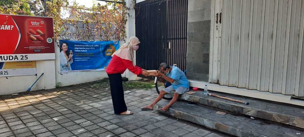 Pemberian paket bantuan yang berisi Sembako dan makanan tersebut, dilakukan di beberapa titik di wilayah Kota Kediri. (Memo X/im-ji) - Gerakanberbagi Indonesia Hebat Indonesia Sehat Bagikan Sembako