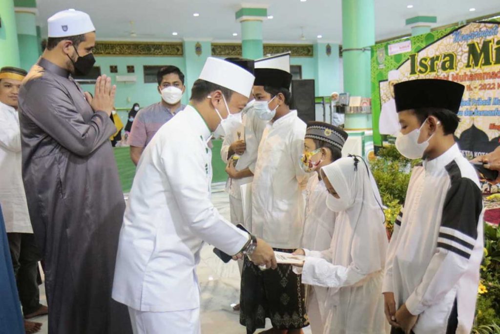 Pemberian santunan kepada 10 orang anak yatim piatu. (ist) - Peringatan Isra' Mi'raj, Habib Hadi Undang Ustadz Das'at Latif