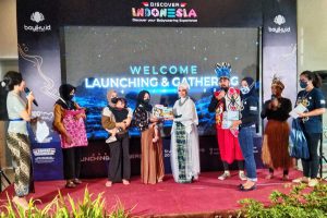 Pemberian simbolis pertama 1.000 gendongan bayi Aktiva. (jaz) - Unggulkan Aman dan Nyaman, Bayiku.id Launching dan Bagikan 1.000 Produk