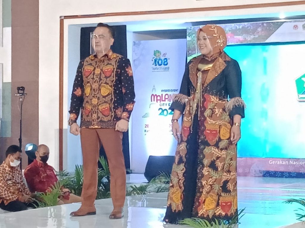 Pemenang juara 1, bagian Hukum Kota Malang saat memperagakan busana. (ws4) - 29 OPD Ramaikan Malang Batik Festival 2022