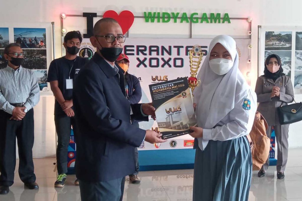 Pemenang lomba foto lingkungan menerima penghargaan dari Wakil Rektor I Bidang Akademik UWG, Dr Ir Fachrudin MT. (ws4) - Pameran dan Kampanye Lingkungan Hidup, UWG Gandeng Ecoton