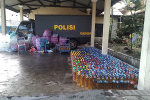 Polres Kediri bersama Pemkab Kediri menyalurkan 6.000 liter Migor jenis curah kepada masyarakat, Selasa (29/3/2022). (Memo X/im-ji) - Pemkab Salurkan Bantuan 6.000 Liter Migor pada Masyarakat