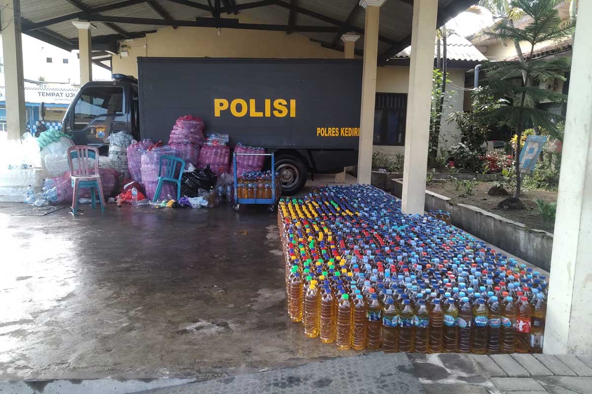 Polres Kediri bersama Pemkab Kediri menyalurkan 6.000 liter Migor jenis curah kepada masyarakat, Selasa (29/3/2022). (Memo X/im-ji) - Pemkab Salurkan Bantuan 6.000 Liter Migor pada Masyarakat