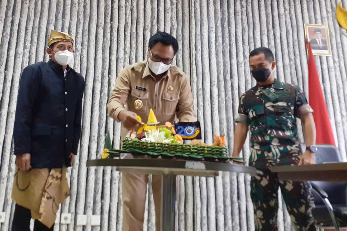 Pemotongan Tumpeng oleh Wawali Kota Malang, Sofyan Edy Jarwoko didampingi Kepala BNN dan Dandim 0833. (mg1) - HUT ke-20, BNN Kota Malang Terus Bersinergi Menuju Indonesia Bersinar