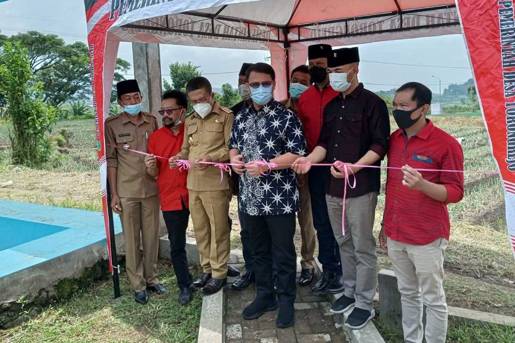 Pemotongan pita fasilitas fitness outdoor oleh Ahmad Basarah, didampingi tokoh masyarakat Desa Torongrejo. (ws3) - Reses di Batu, Anggota DPR-RI Ahmad Basarah Serahkan Bantuan Fitness Outdoor