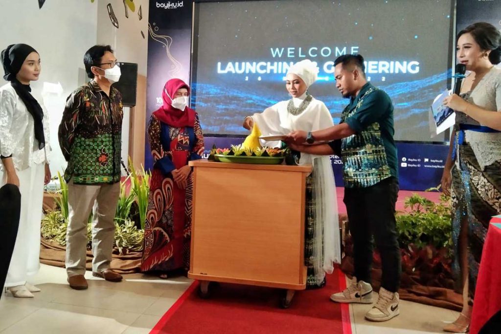 Pemotongan tumpeng bersama Diskoperindag dan Dinsos Kota Malang. (jaz) - Unggulkan Aman dan Nyaman, Bayiku.id Launching dan Bagikan 1.000 Produk