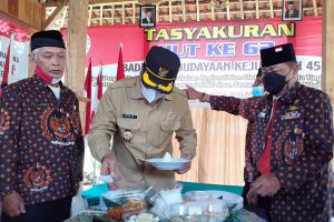 Pemotongan tumpeng oleh Wawali Kota Malang Sofyan Edi Jarwoko. (mg1) - HUT ke-62 DHC BPK 45, Bung Edi: Saatnya Introspeksi dan Mawas Diri