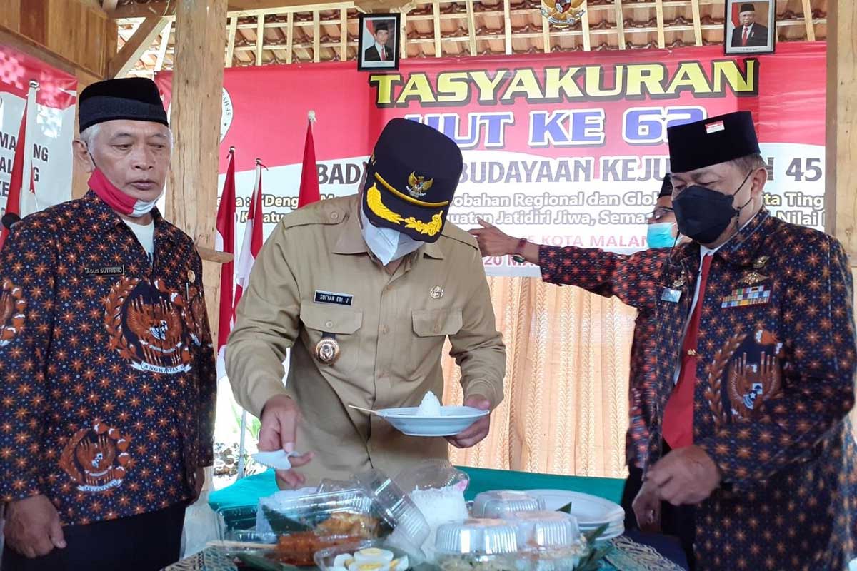 Pemotongan tumpeng oleh Wawali Kota Malang Sofyan Edi Jarwoko. (mg1) - HUT ke-62 DHC BPK 45, Bung Edi: Saatnya Introspeksi dan Mawas Diri