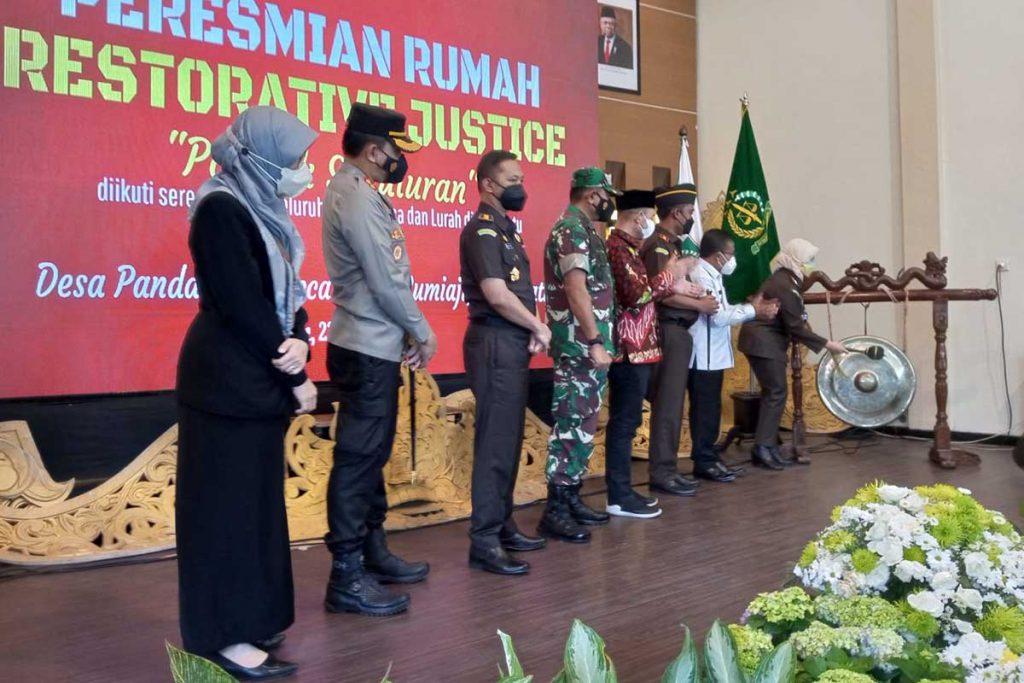 Kajati Jatim Resmikan Rumah Restorative Justice Kelurahan se-Kota Batu 1 Pemukulan gong peresmian rumah restorative justice oleh Kajati Jatim. (ws3) - Kajati Jatim Resmikan Rumah Restorative Justice Kelurahan se-Kota Batu