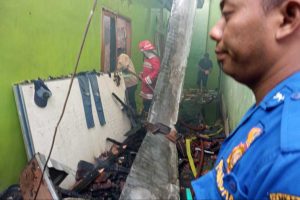 Penampakan gudang bekas SMKN 1 Turen yang sedang terbakar. (ist) - Gudang Barang Bekas SMKN 1 Turen Alami Kebakaran