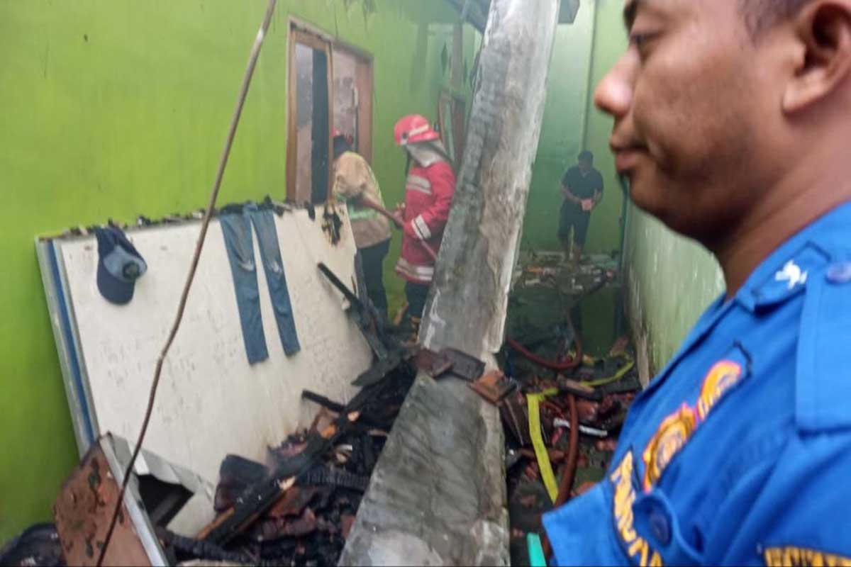 Penampakan gudang bekas SMKN 1 Turen yang sedang terbakar. (ist) - Gudang Barang Bekas SMKN 1 Turen Alami Kebakaran