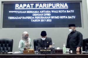 Penandatangan persetujuan Raperda Perubahan RPJMD oleh ketua DPRD Batu dan Wali Kota Batu. (ist) - Wali Kota dan DPRD Setujui Raperda Perubahan RPJMD Batu 2017-2022