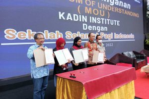 Penandatanganan MOU antara Kadin Jatim dan Sekolah SPI. (ws3) - KADIN Jatim dan Sekolah SPI Batu, Teken MOU Pendidikan Entrepreneurship