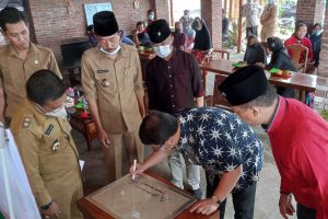 Penandatanganan prasasti fasilitas fitness outdoor oleh Wakil Ketua MPR-RI, Ahmad Basarah. (ws3) - Reses di Batu, Anggota DPR-RI Ahmad Basarah Serahkan Bantuan Fitness Outdoor