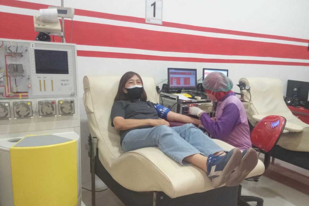 Pendonor mendonorkan darahnya di UTD PMI Kota Malang. (ws4) - Jelang Ramadan 1443 H, UTD PMI Kota Malang Upayakan 4.000 Kantong Darah